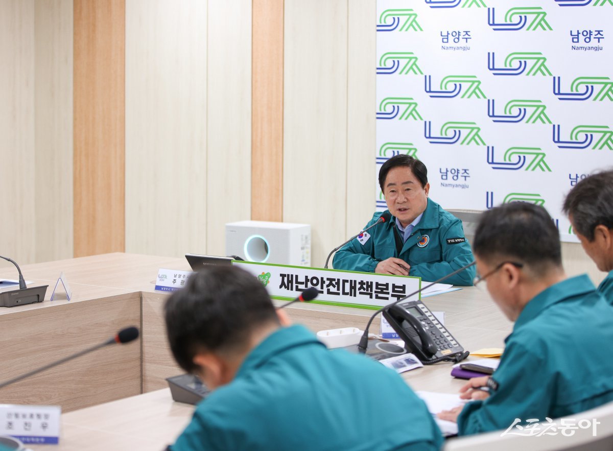 주광덕 시장이 지난 7일 오후 7시 28분, 와부읍 월문리 백봉산에서 산불이 발생하자 즉시 지시하고 있다. 사진제공ㅣ남양주시