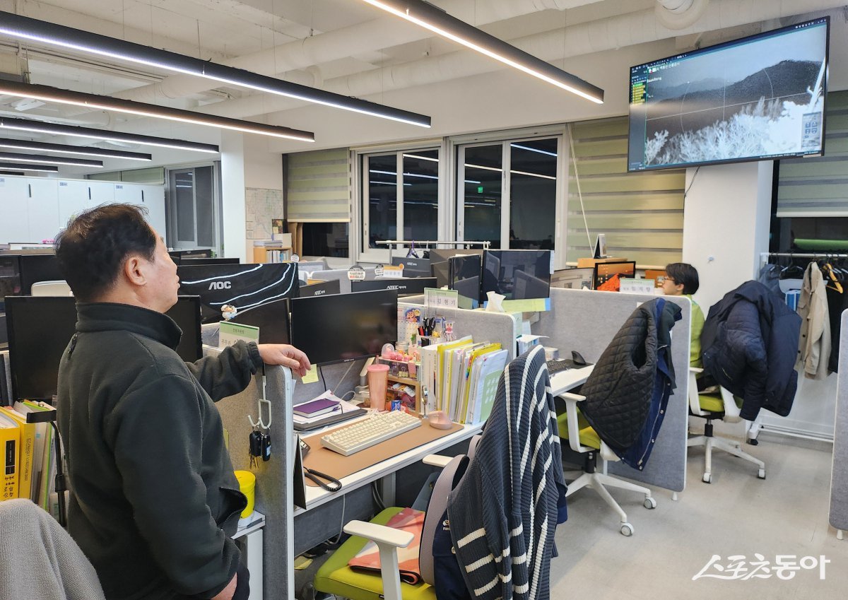 주광덕 시장(윈쪽)이 지난 7일 시청 산림녹지과 산불상황실에서 산불 감시카메라를 통해 현장 상황을 실시간으로 모니터링하고 있다. 사진제공ㅣ남양주시