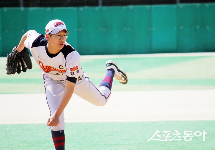 대원중 주장인 최승훈 투수가 공을 던지고 있다.  사진제공ㅣ대원 중학교