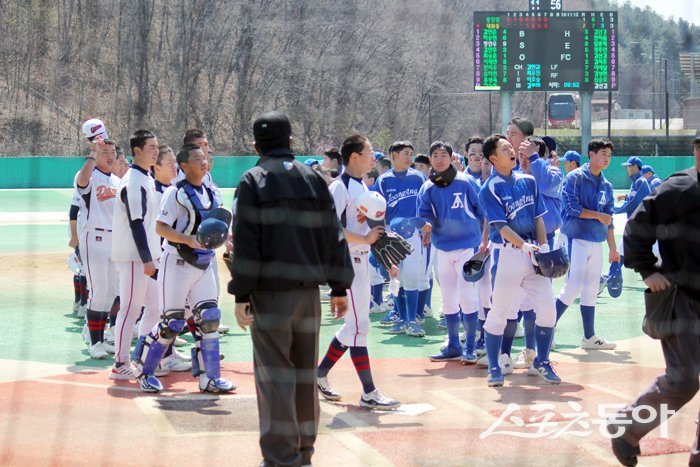 이날 경기가 종료되어 양팀 선수들이 인사하고 있다.  사진제공ㅣ대원 중학교