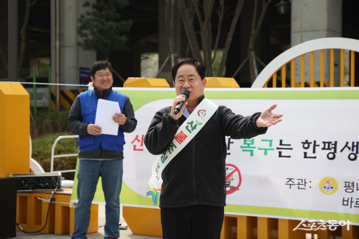 주광덕 시장이 8일 평내호평역 광장에서 바르게살기운동 평내동 위원회에서 봄철 산불 예방이 중요하다고 강조하고 있다.  사진제공ㅣ남양주시