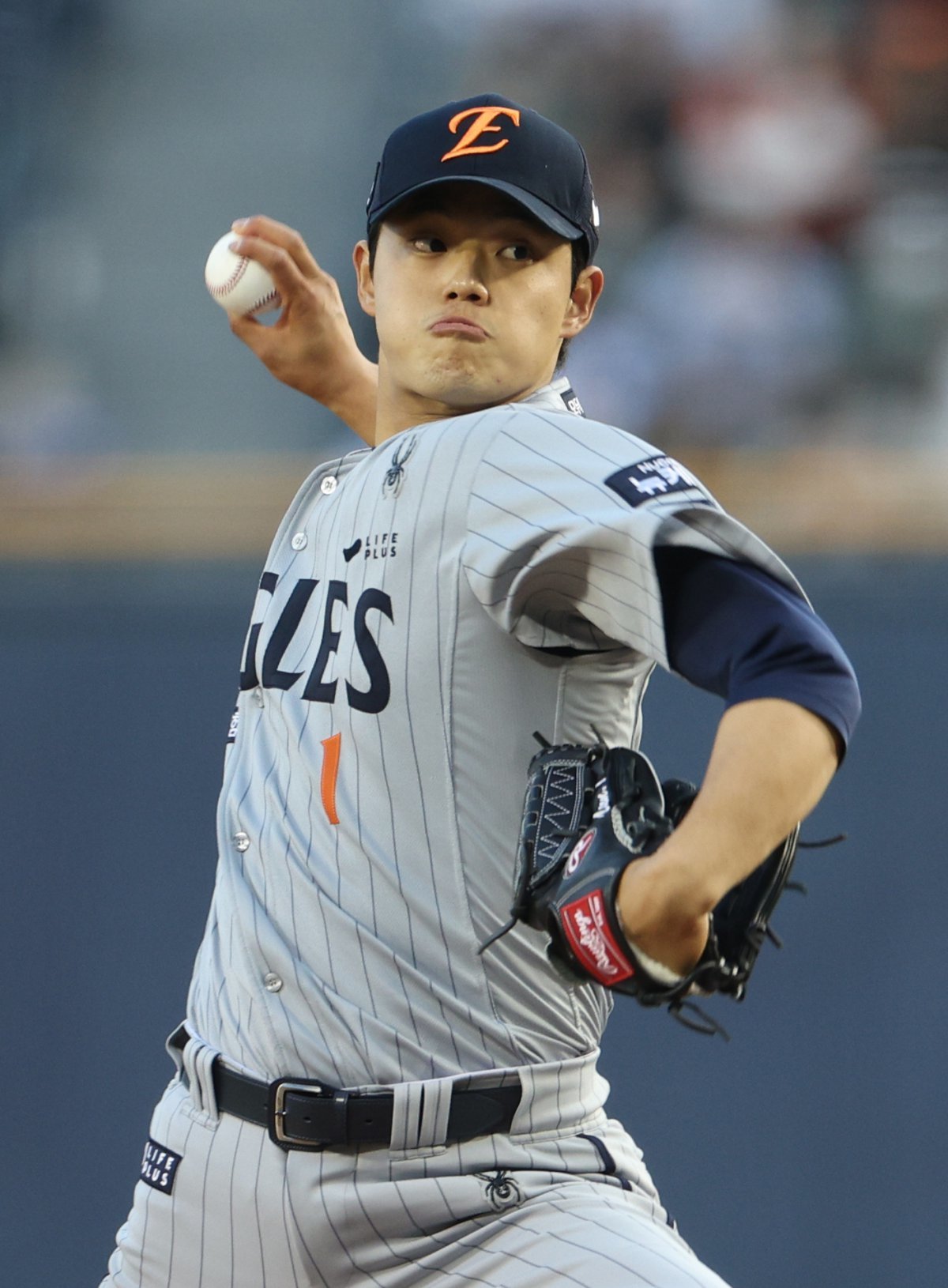 한화 문동주가 8일 잠실 두산전에서 힘차게 투구하고 있다. 이날 문동주는 4이닝 5안타 1홈런 무4사구 5탈삼진 1실점으로 승리와 인연을 맺지 못했다. 서울｜뉴시스