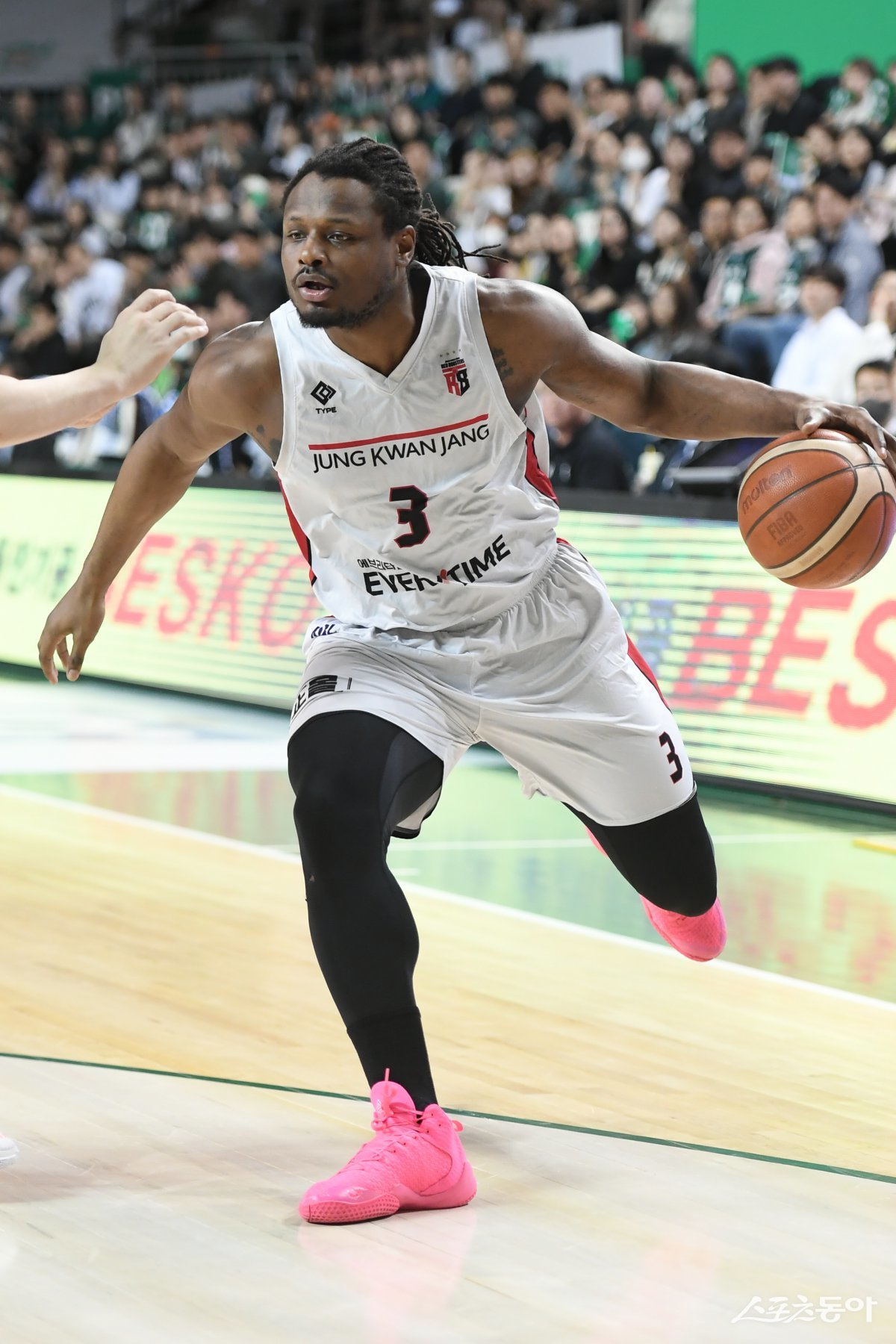 정관장 디온테 버튼이 8일 원주종합체육관에서 열린 DB와 원정경기에서 돌파를 시도하고 있다. 4쿼터 버튼이 터진 정관장이 6강 PO 진출 마지막 티켓을 거머쥐었다. 사진제공|KBL