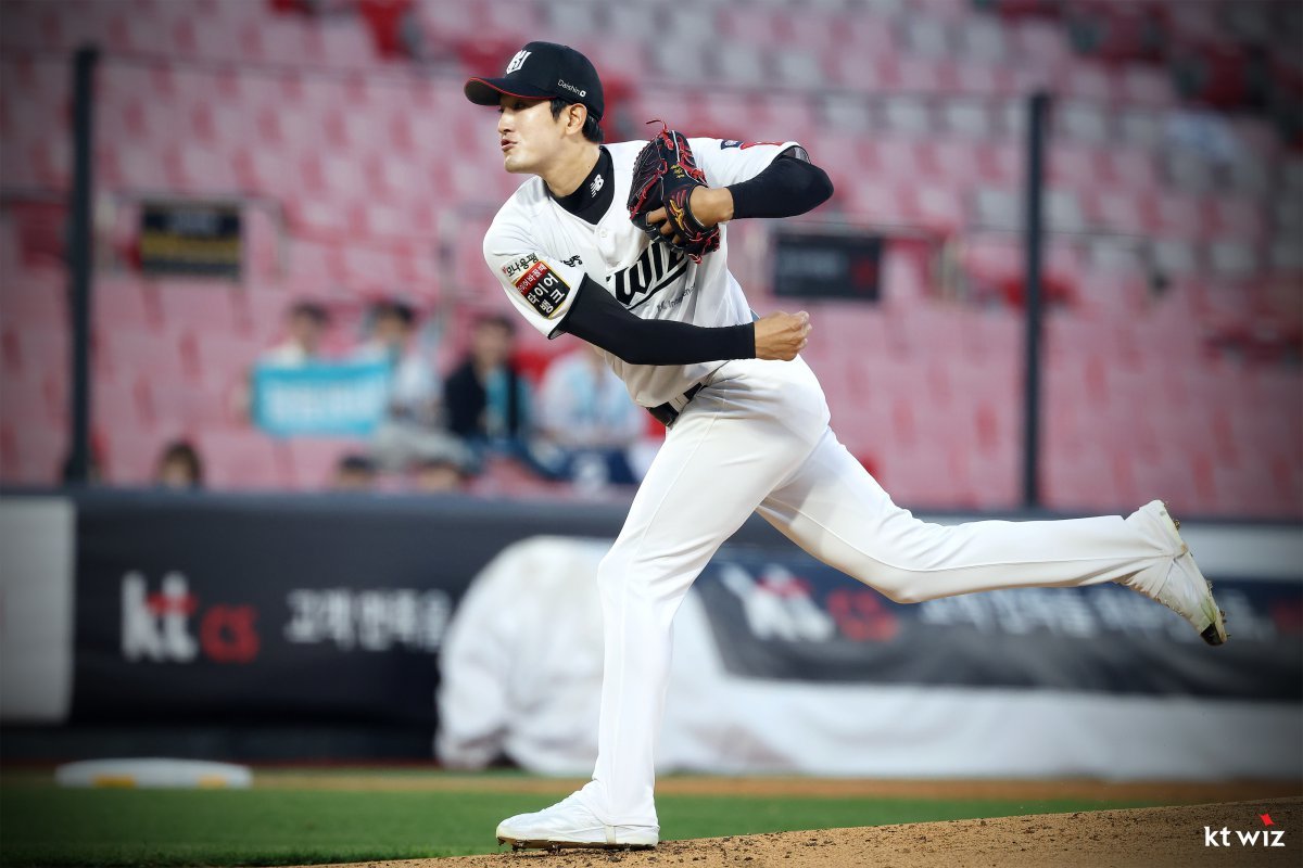KT 고영표가 8일 수원KT위즈파크에서 열린 2025 KBO리그 NC전에 선발투수로 등판해 힘차게 공을 던지고 있다. 고영표는 이날 99개의 공을 던지면서 체인지업만 40개를 뿌렸다. 사진제공｜KT 위즈