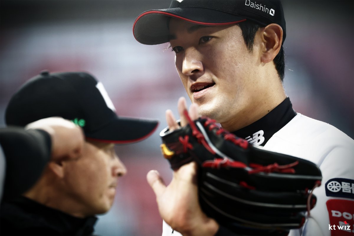 KT 고영표가 8일 수원KT위즈파크에서 열린 2025 KBO리그 NC와 주중 3연전 첫 경기에 선발투수로 등판해 7이닝 무4사구 10삼진 1실점 괴력투를 펼친 뒤 덕아웃으로 들어가며 팀 동료들의 격려를 받고 있다.  사진제공｜KT 위즈