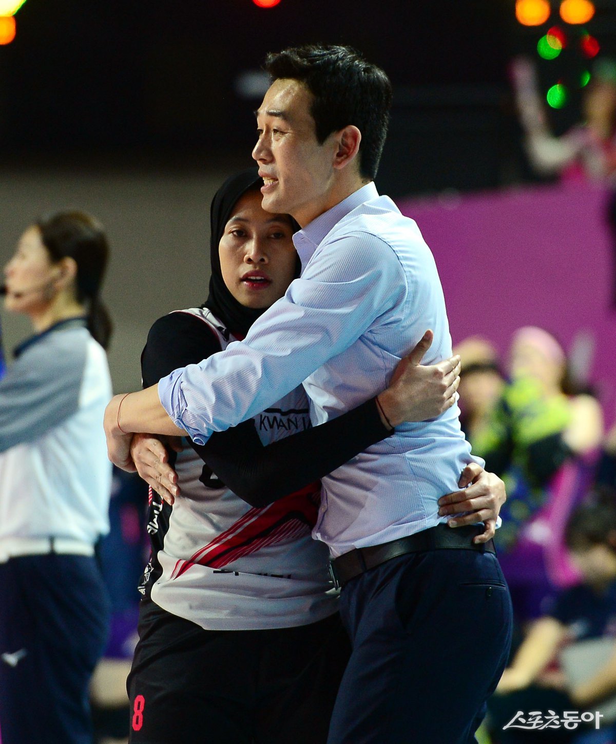 8일 인천 삼산월드체육관에서 ‘도드람 2024-2025 V리그’ 흥국생명과 정관장의 여자부 챔피언결정전 경기가 열렸다. 정관장이 4세트를 승리 후 메가와 고희진 감독이 기뻐하고 있다.
인천 | 김민성 기자 marineboy@donga.com