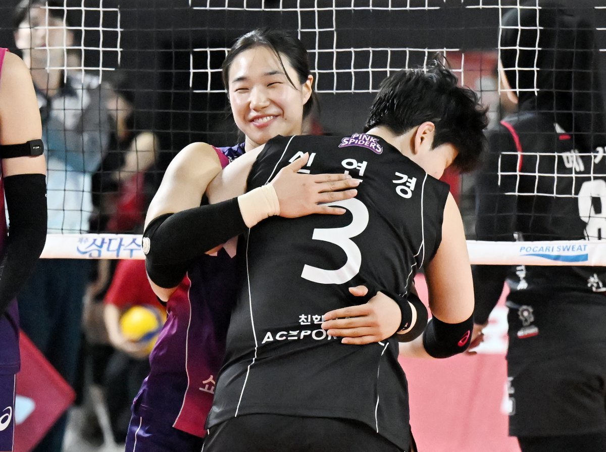 흥국생명의 ‘도드람 2024~2025 V리그’ 여자부 챔프전 정상 등반의 원동력은 비시즌 전력보강이었다. 트레이드로 흥국생명에 합류한 세터 이고은(뒤)과 리베로 신연경(앞)은 팀을 바꿔놓으며 우승에 앞장섰다. 특유의 운동능력을 앞세워 각각 세트와 수비에서 강점을 발휘했다. 사진제공｜KOVO