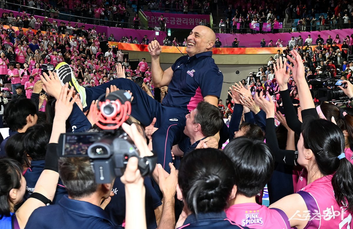 흥국생명 선수들이  8일 인천삼산월드체육관에서  열린 정관장과 V리그 여자부 챔피언 결정전 5차전에서 승리해 통합 챔피언에 등극한 뒤 마르첼로 아본단자 감독을 헹가래치고 있다. 인천｜김민성 기자 marineboy@donga.com