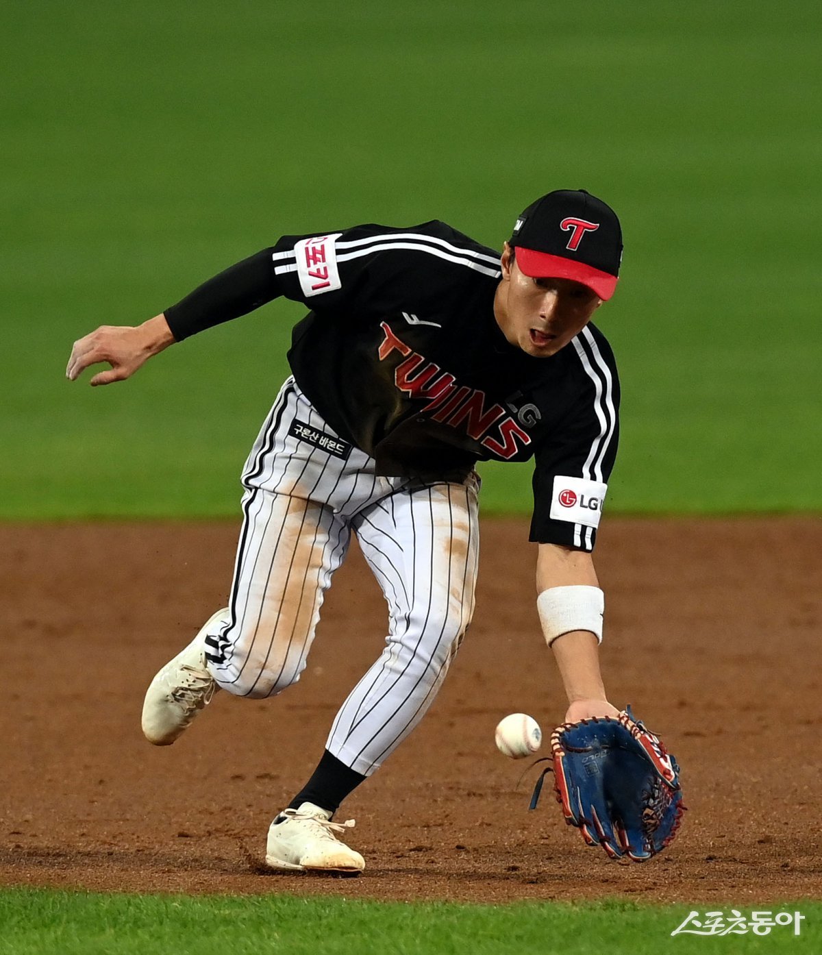 LG 염경엽 감독은 국내 최정상급 2루수로 발돋움한 신민재의 성장이 반갑다. 지난해 프리미어12 대표팀의 2루수로 활약한 경험도 성장에 큰 도움을 줬다. 스포츠동아DB