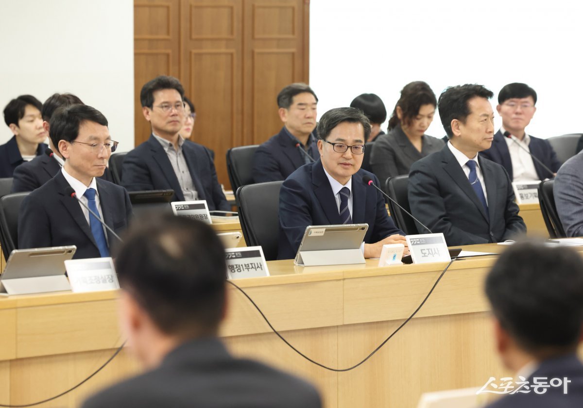 김동연 지사는 지난 8일 오후 열린 4월 도정열린회의에서 경기도 공무원 및 공공기관장들에게 선거 국면에 돌입하더라도 도정 운영에 한 치의 빈틈없이 적극적으로 업무에 임해달라고 당부했다. 사진제공|경기도