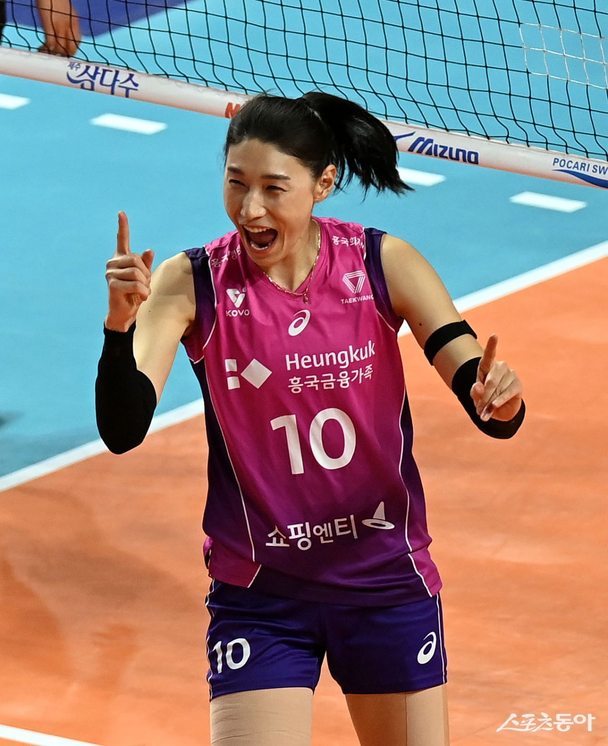 흥국생명 김연경이 8일 인천삼산월드체육관에서 열린 정관장과 V리그 여자부 챔피언 결정전 5차전에서 득점을 올린 뒤 기뻐하고 있다. 팀은 챔피언, 자신은 챔프전 MVP를 수상하며 가장 이상적인 은퇴 시즌의 대미를 장식할 수 있었다. 김연경은 떠나는 순간에도 한국배구를 걱정했다. 인천|김민성 기자 marineboy@donga.com