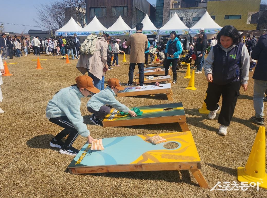 이천시(시장 김경희)는 지난 4월 5일부터 6일까지 이틀간 이천도자예술마을(예스파크) 일원에서 성대하게 개최된 ‘제11회 이천체험문화축제’에 3만 명이 넘는 체험객이 방문했다. 사진제공｜이천시