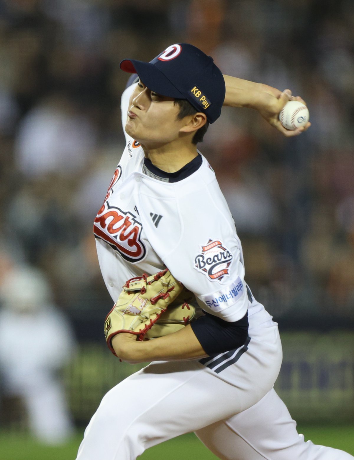 두산 김택연이 8일 잠실구장에서 열린 2025 KBO리그 한화전 9회초에 등판해 힘차게 공을 던지고 있다. 김택연은 이날 2이닝 무실점을 기록하며 팀의 5-4 승리에 결정적인 발판을 마련했다. 두산 이승엽 감독은 “김택연의 성장 속도에 깜짝깜짝 놀라고 있다”며 칭찬을 아끼지 않았다. 뉴시스