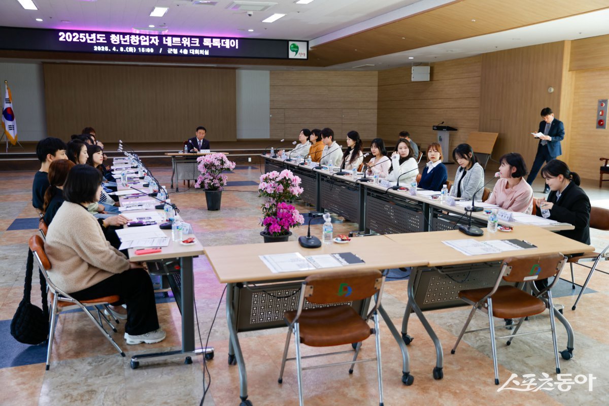 지난 8일 단양군청 4층 회의실에서 청년 창업자들의 소통과 협업을 위한 네트워크 행사 ‘톡톡데이(Talk Talk Day)’가 20여 명의 청년 창업가가 참여한 가운데 성황리에 개최됐다. 사진제공|단양군