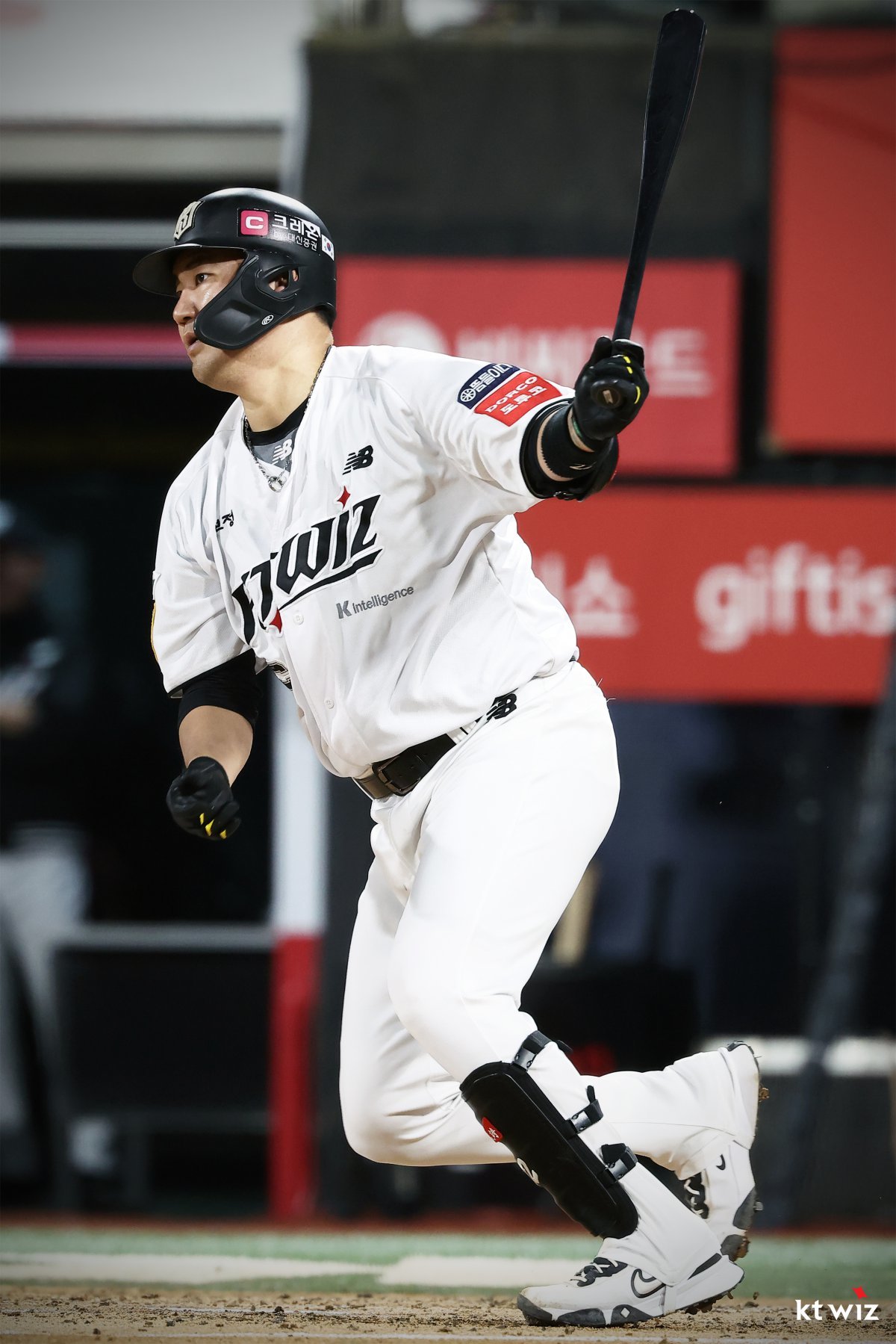 KT 베테랑 포수 장성우가 8일 수원KT위즈파크에서 열린 NC전 3회말 2사 만루 찬스에서 2타점 적시 좌전 안타를 날리고 있다. 시즌 개막 후 타격감이 좋지 않았던 장성우는 최근 타격 반등에 성공했다. 공수에서 맹활약하며 주장의 역할을 충실히 소화하고 있다. 사진제공｜KT 위즈