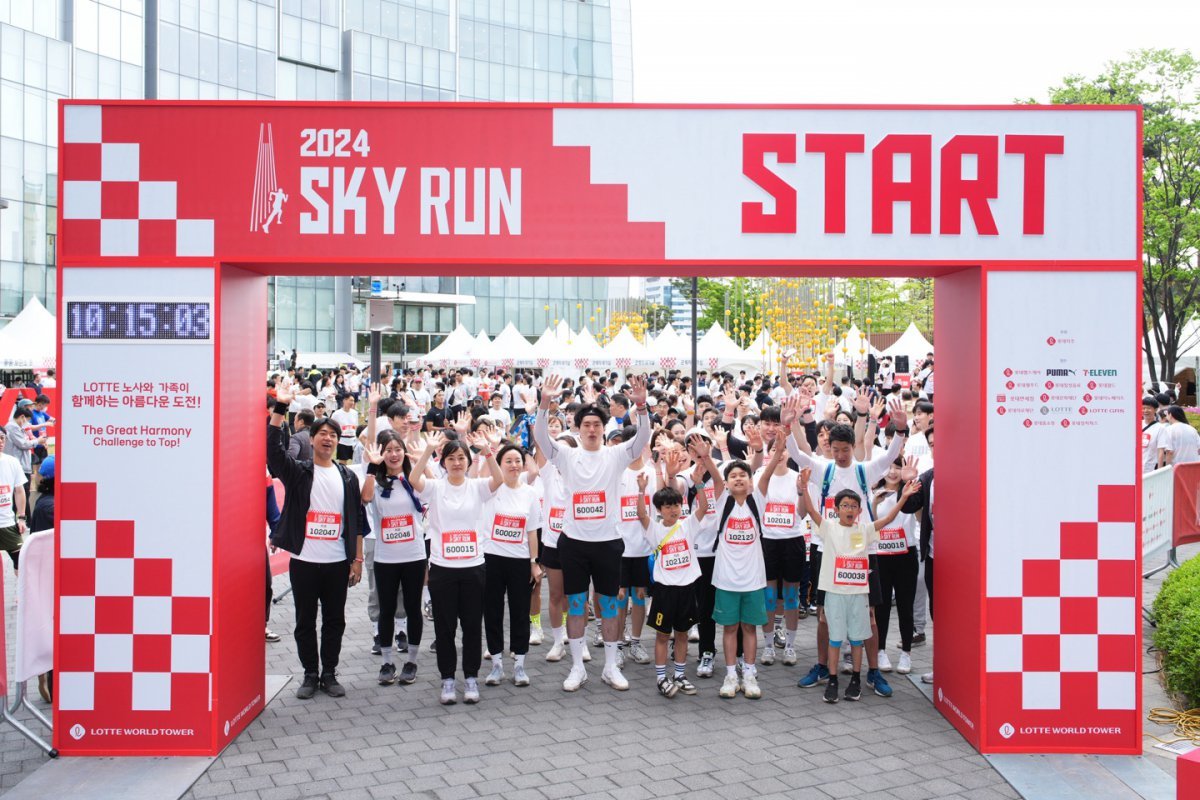 지난해 열린 ‘2024 롯데 패밀리 스카이런’ 출발 전 기념촬영. 사진제공｜롯데