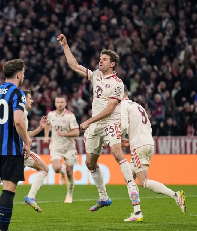 바이에른 뮌헨 토마스 뮐러(가운데)가 9일(한국시간) 독일 알리안츠 아레나에서 열린 인터 밀란과 2024~2025시즌 UCL 8강 1차전 홈경기에서 0-1로 뒤진 후반 40분 동점골을 넣고 포효하고 있다. 올 시즌 종료 후 바이에른 뮌헨과 결별을 앞둔 뮐러는 부상자가 속출한 탓에 이날 후반 29분 르로이 사네를 대신해 그라운드를 밟았고, 골까지 넣었다. 그러나 바이에른 뮌헨은 후반 43분 다비드 프라테시에게 결승골을 내줘 1-2로 졌다. 사진출처｜바이에른 뮌헨 공식 SNS