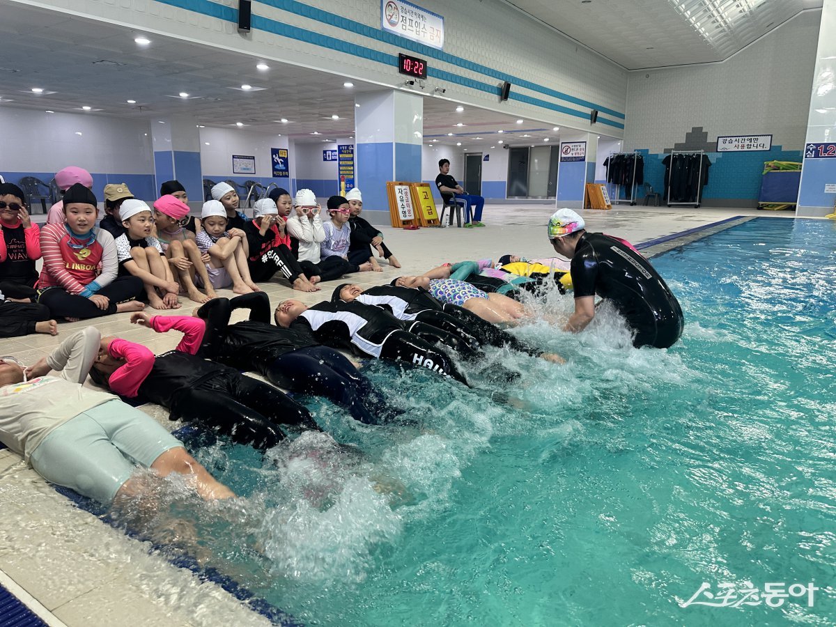 초등학생 생존수영 실기교육 현장. 사진제공=광주시교육청