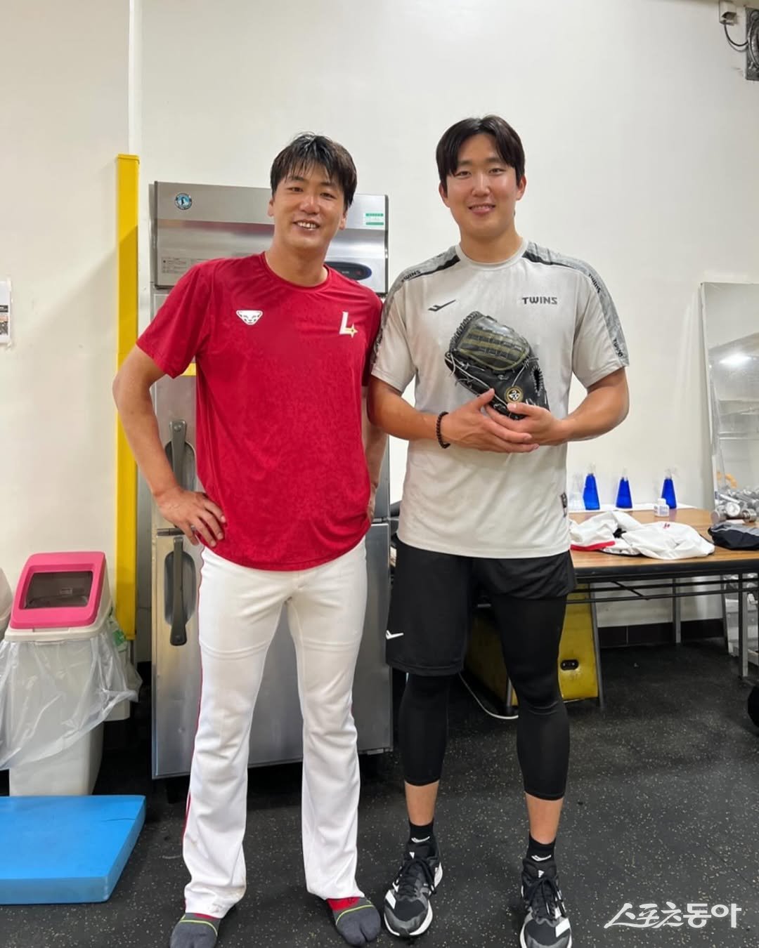 LG 손주영(오른쪽)이 2월 일본 오키나와 2차 스프링캠프 도중 롤모델인 SSG 김광현과 만나 기념 사진을 찍었다. 손주영은 김광현과 찍은 사진을 SNS에도 올렸다. 사진출처|손주영 인스타그램