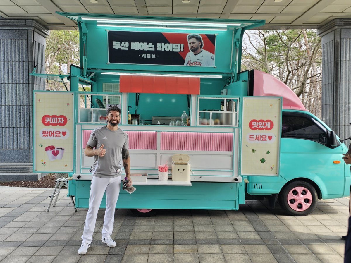 두산 케이브가 퓨처스팀 선수단과 직원들을 위해 커피차를 대접했다. 커피차 앞에서 포즈를 취한 케이브. 사진제공ㅣ두산 베어스
