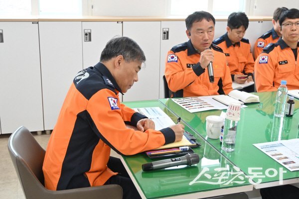 박성열 경북소방본부장이 119산불특수대응단을 방문해 현안 청취와 대응 방안을 논의하고 대원들을 격려했다. 사진제공 ㅣ 경북소방본부