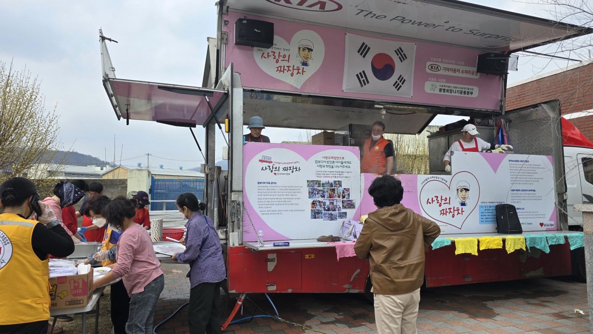 자생의료재단이 3월 27일 안동시 길안중학교 대피소에서 진행한 식사지원 사진제공|자생한방병원