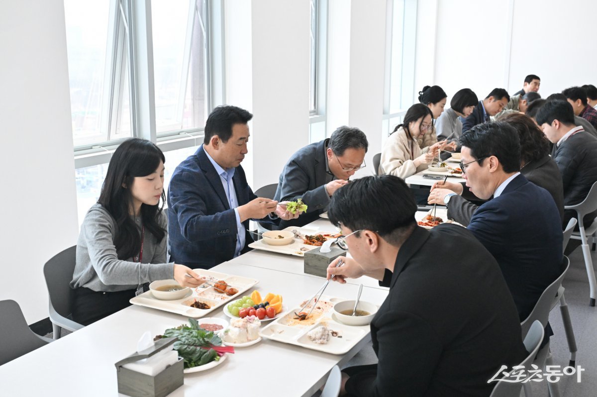 백영현 시장(윈쪽 두번째)이 직원들과 함께 식사를하고 있다. 사진제공ㅣ포천시