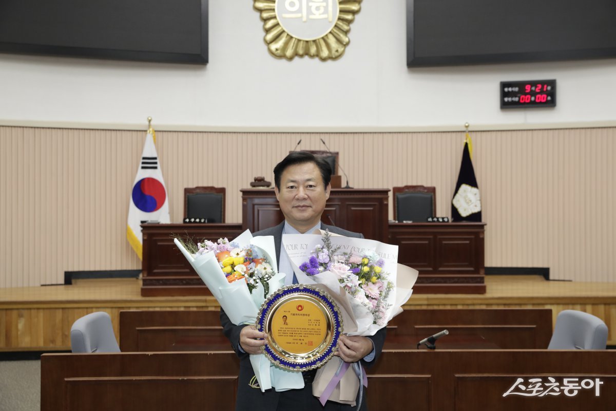 구리시의회 신동화 의장은 8일 경기도의회 대회의실에서 열린 2025년 제5회 올해의 기호자치의정대상 시상식에서 ‘기초의회 지역일꾼 부문’ 대상을 수상받고 있다. 사진제공ㅣ구리시의회