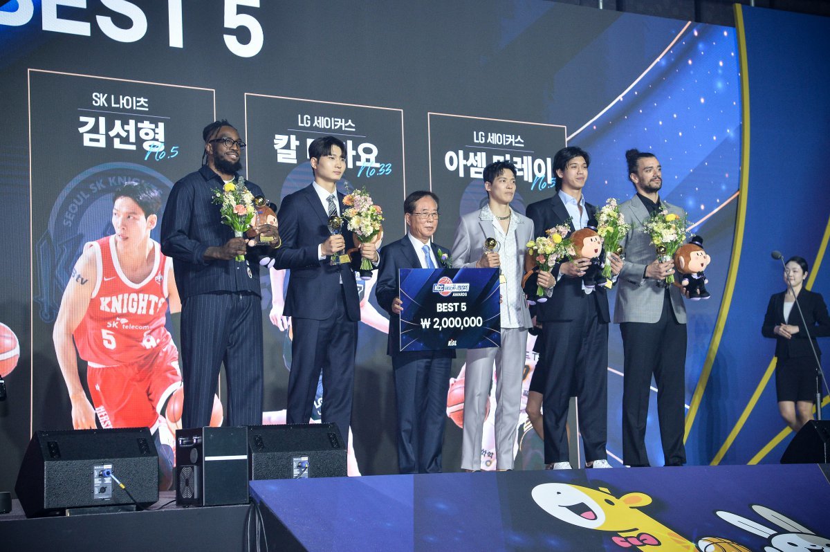 SK 자밀 워니와 안영준, 김선형, LG 칼 타마요와 아셈 마레이가 ‘2024~2025 KCC 프로농구’ 정규리그 베스트 5에 선정됐다. 워니, 안영준, KBL 이수광 총재, 김선형, 타마요, 마레이(왼쪽부터)가 기념촬영을 하고 있다. 사진제공｜KBL