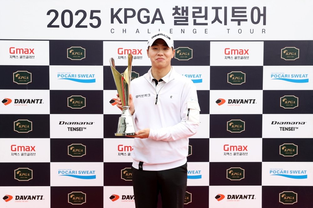 최찬이 KPGA 챌린지투어 3회 대회에서 정상에 선 뒤 포즈를 취하고 있다. 사진제공 | KPGA