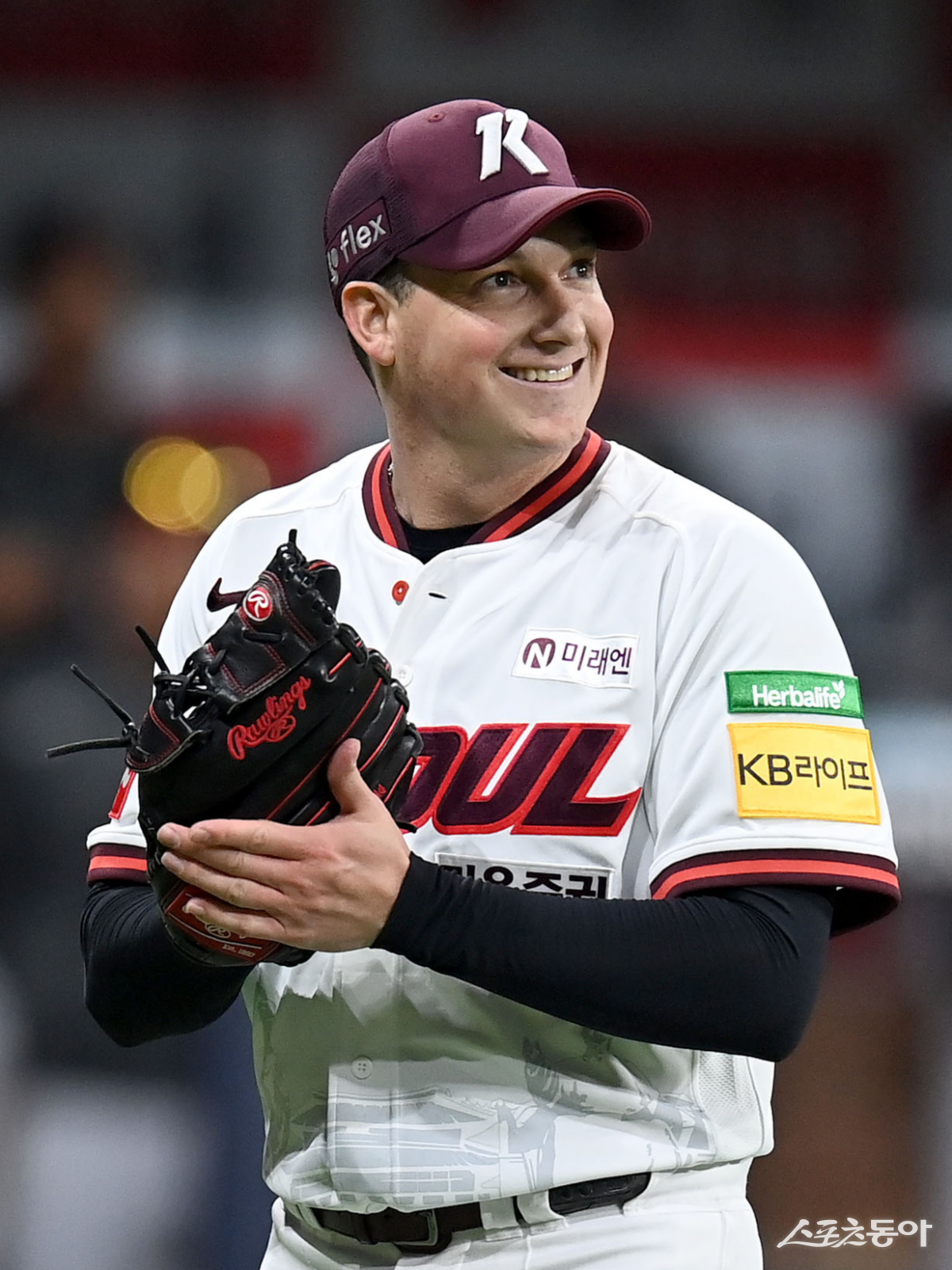 9일 서울 고척스카이돔에서 ‘2025 신한은행 SOL뱅크 KBO리그’ LG 트윈스와 키움 히어로즈 경기가 열렸다. 선발 등판한 키움 로젠버그가 2회초 내야수의 호수비에 웃고 있다. 고척|김종원 기자 won@donga.com