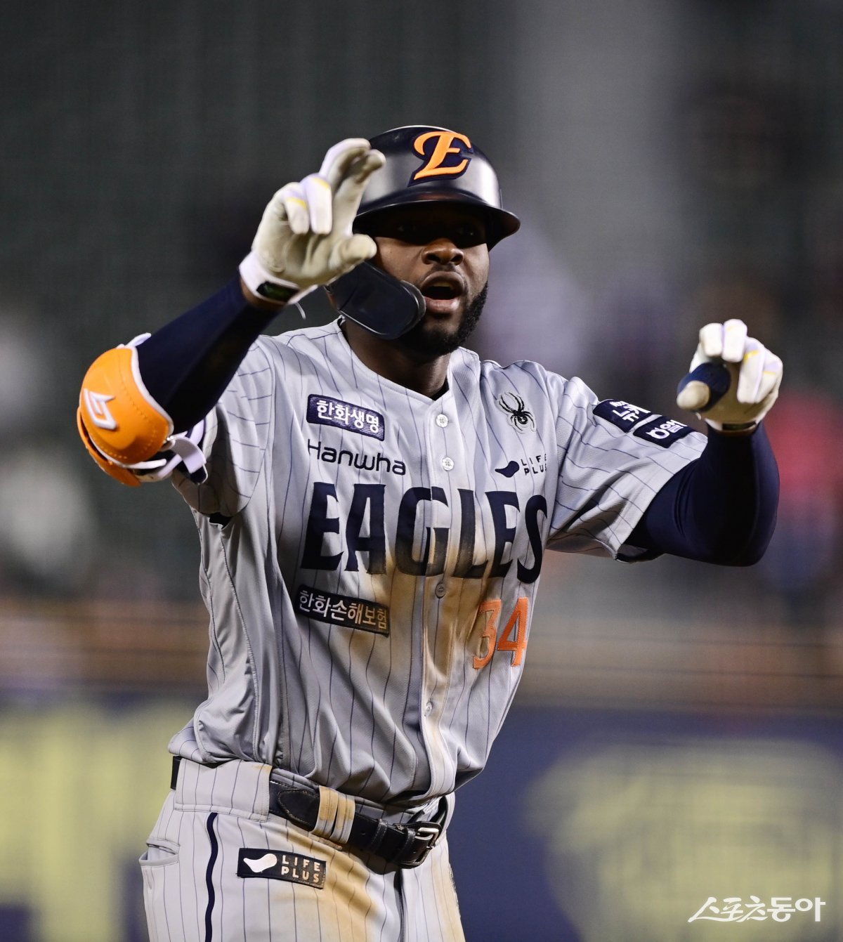 9일 서울 잠실야구장에서 열린 ‘2025 신한 SOL Bank KBO리그’ 한화 이글스와 두산 베어스의 경기에서 5회초 2사 1, 2루 한화 플로리얼이 동점 2타점 우전 3루타를 친 후 세리머니를 하고 있다.  잠실 ｜ 주현희 기자 teth1147@donga.com