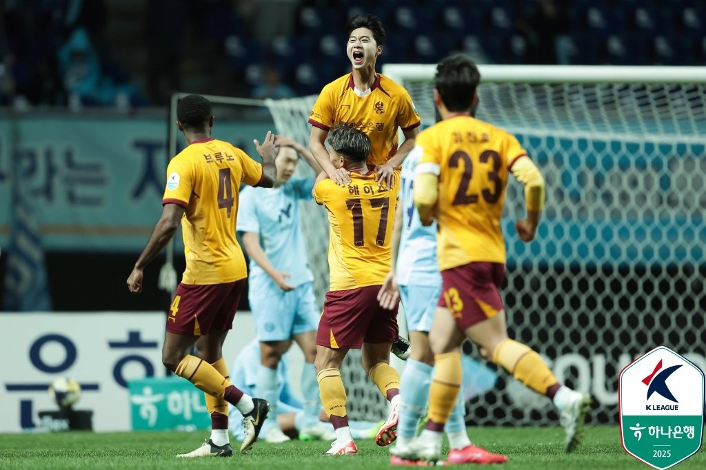 광주 강희수(가운데)가 9일 광주월드컵경기장에서 열린 대구와 ‘하나은행 K리그1 2025’ 10라운드 홈경기 전반 11분 선제 골을 넣은 뒤 동료들의 축하를 받고 있다. 광주는 강희수의 프로 데뷔골과 전반 추가시간 오후성의 추가 골을 묶어 후반 43분 세징야가 한 골을 만회한 대구를 2-1로 꺾었다. 사진제공｜한국프로축구연맹