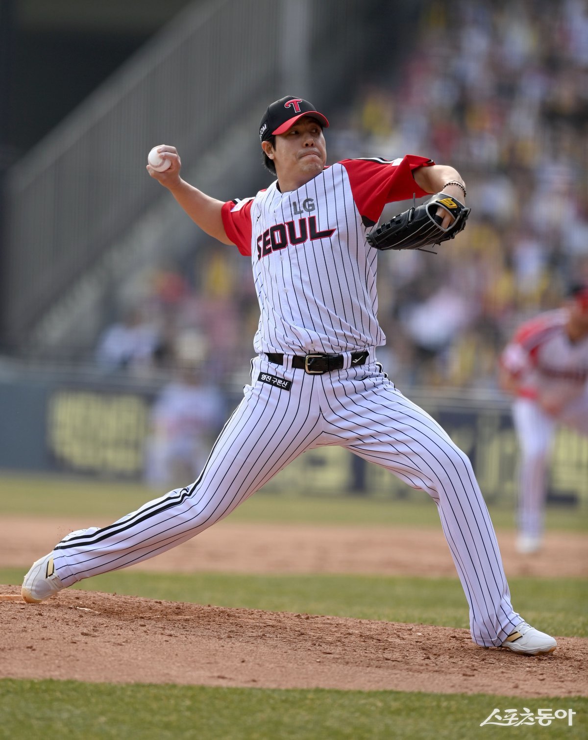 LG 불펜은 첫 13경기에서 승계주자 11명 중 1명에게만 득점을 허락했다. 불펜투수들이 압박을 잘 이겨냈다는 뜻이다. 베테랑 김진성은 팀 내 가장 많은 6명의 주자를 넘겨받아 1명의 득점만을 허락했다. 스포츠동아 DB