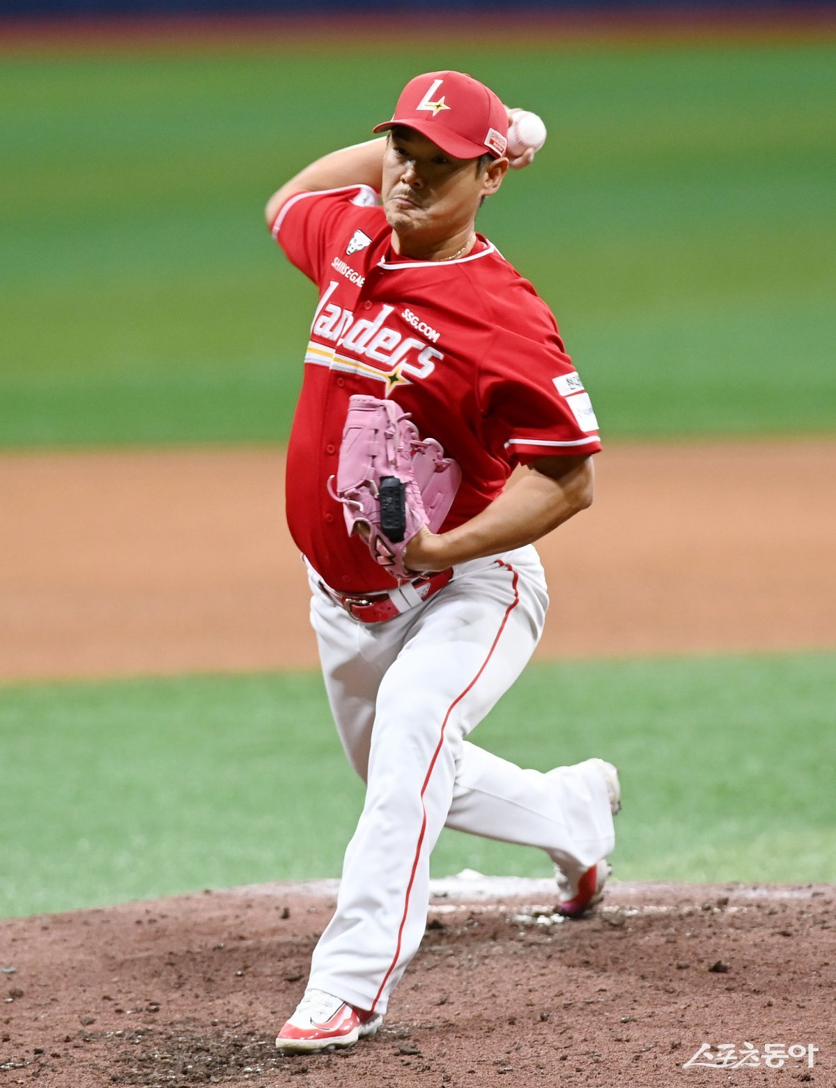 SSG 불펜은 올 시즌 24명의 승계주자를 넘겨받아 단 1명의 득점만 허락했다. 베테랑 노경은은 SSG 불펜의 핵이다. 스포츠동아 DB