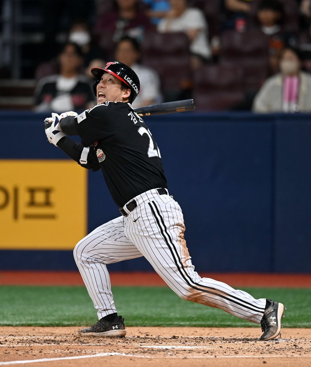 LG 김현수가 KBO 역대 4번째로 개인 통산 2400안타를 달성했다. 스포츠동아 DB