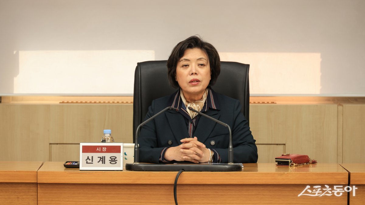 지난 8일 시청 상황실에서 ‘민간데이터를 활용한 빅데이터 분석 사업’ 착수보고회에서 신계용 과천시장이 인사말을 하고 있다. 사진제공｜과천시