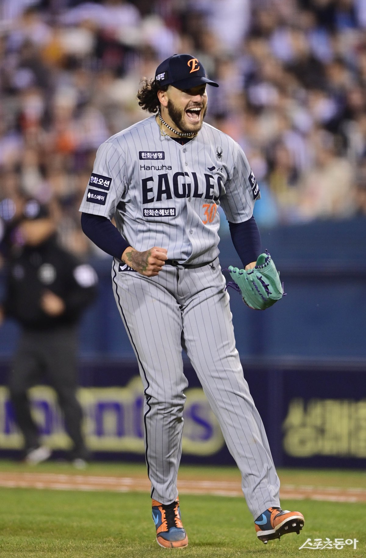 9일 서울 잠실야구장에서 열린 ‘2025 신한 SOL Bank KBO리그’ 한화 이글스와 두산 베어스의 경기에서 6회말 수비를 마친 한화 폰세가 세리머니를 하고 있다.  잠실 ｜ 주현희 기자 teth1147@donga.com