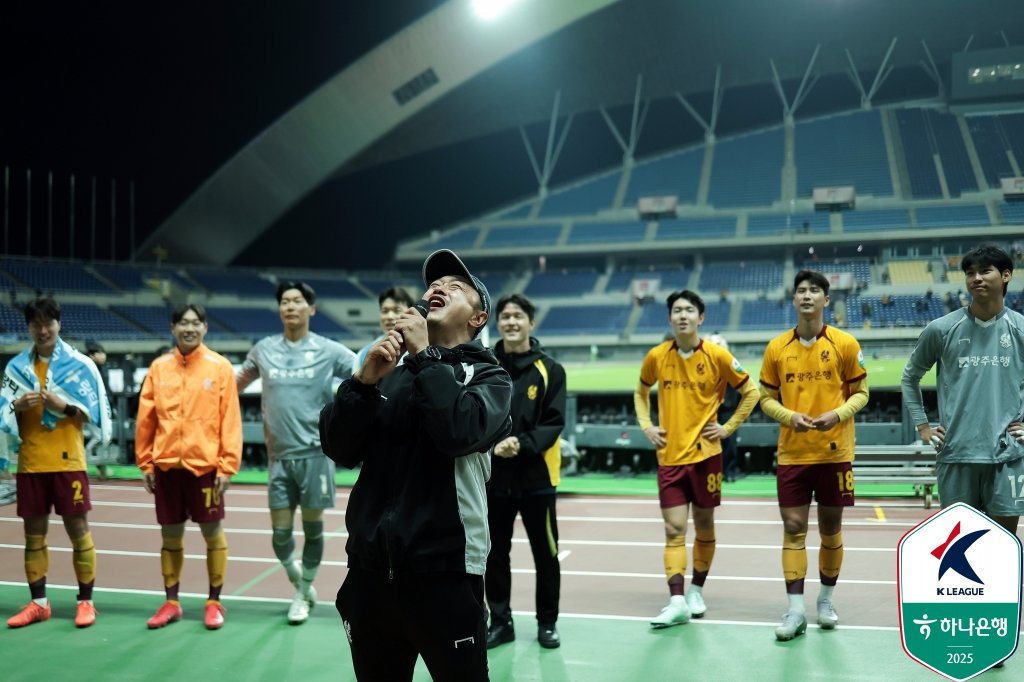 마철준 광주FC 수석코치(가운데)가 9일 광주월드컵경기장에서 열린 대구FC와 ‘하나은행 K리그1 2025’ 10라운드 홈경기에서 2-1로 이긴 뒤 기쁨을 감추지 않았다. 이날 승리로 광주는 3승4무1패, 승점 13으로 6위에서 3위로 도약했다. 사진제공|한국프로축구연맹