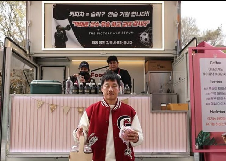 이정효 광주FC 감독(가운데)은 지난달 29일 대전월드컵경기장에서 열린 대전하나시티즌과 6라운드 원정 경기에서 물병을 발로 걷어차 퇴장당했다. 다이렉트 퇴장에 따른 2경기 출장 정지 징계를 받아 9일 광주월드컵경기장에서 열린 대구FC와 K리그1 10라운드 홈경기까지 벤치에 앉을 수 없었다. 팀과 팬들에게 사과하고자 대구전을 앞두고 팬사인회를 열었고, 이 감독의 아내 역시 구단 사무국에 커피차를 배달했다. 사진출처|광주FC 공식 SNS