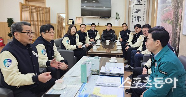 김광열 영덕군수(오른쪽)와 대구한의대 재난대응 총괄본부 관계자들이 다양한 봉사활동에 대해 논의하고 있다. 사진제공 ㅣ 경북도