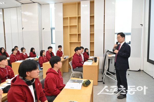 임종식 경북교육감이 포항 나노융합기술원을 방문해 학생들에게 격려의 말을 하고 있다. 사진제공 ㅣ 경북교육청