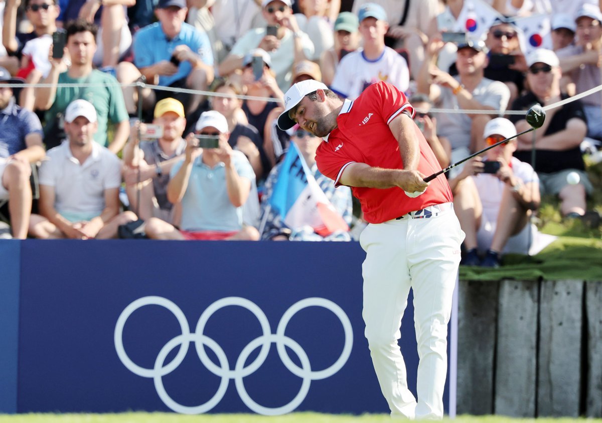 파리올림픽 남자 골프 개인전에서 금메달을  차지한 스코티  셰플러.  뉴시스