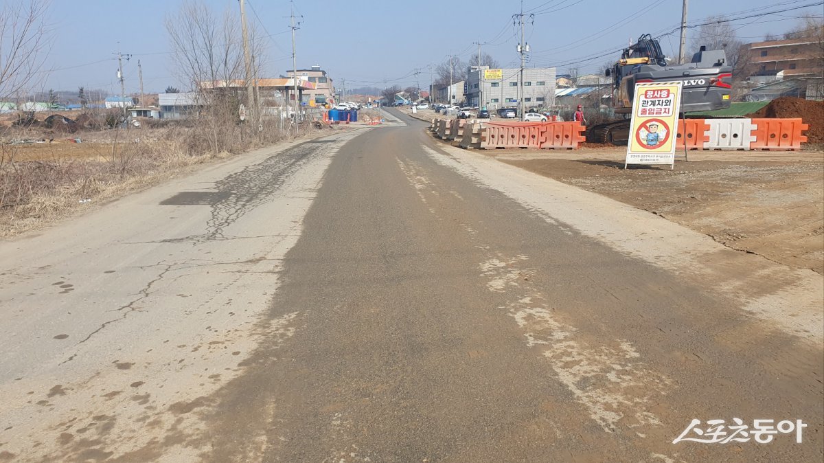3월 중순쯤 공사현장을 가로지르는 도로의 가르막이 설치되지 않았다. 사진｜장관섭 기자