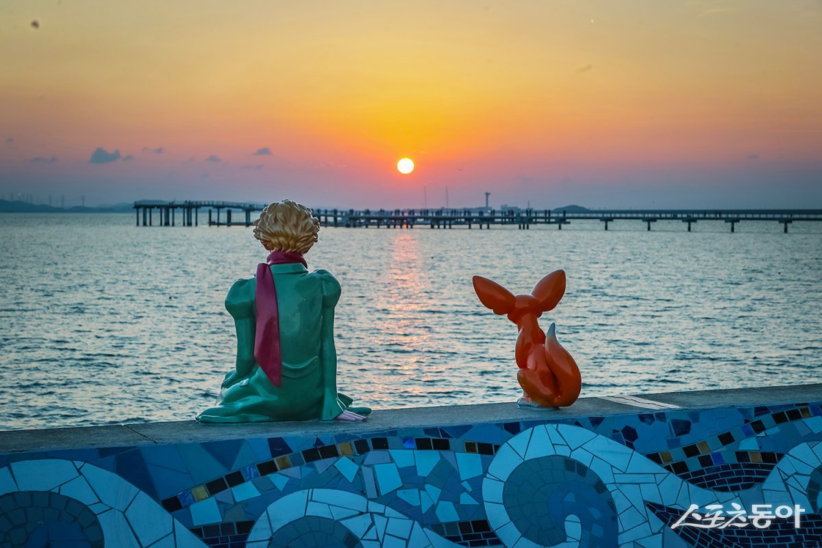 시흥시 거북섬 어린왕자 일몰스폿, 여우와 함께 일몰을 바라보고 있다. 사진제공｜시흥시