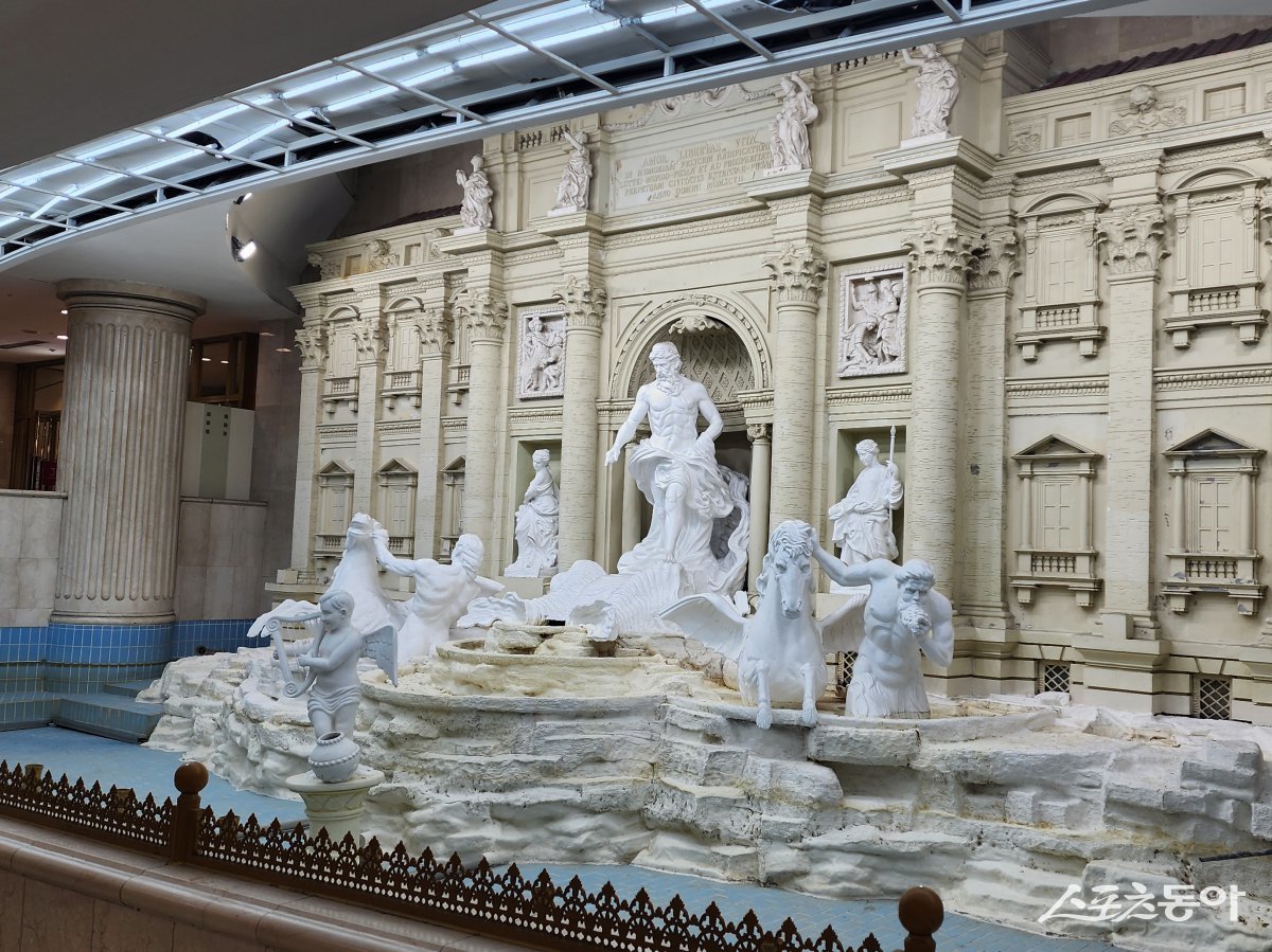 조명 정비로 한층 밝아진 중앙몰 시그니쳐 조형물. (사진제공=부산시설공단)