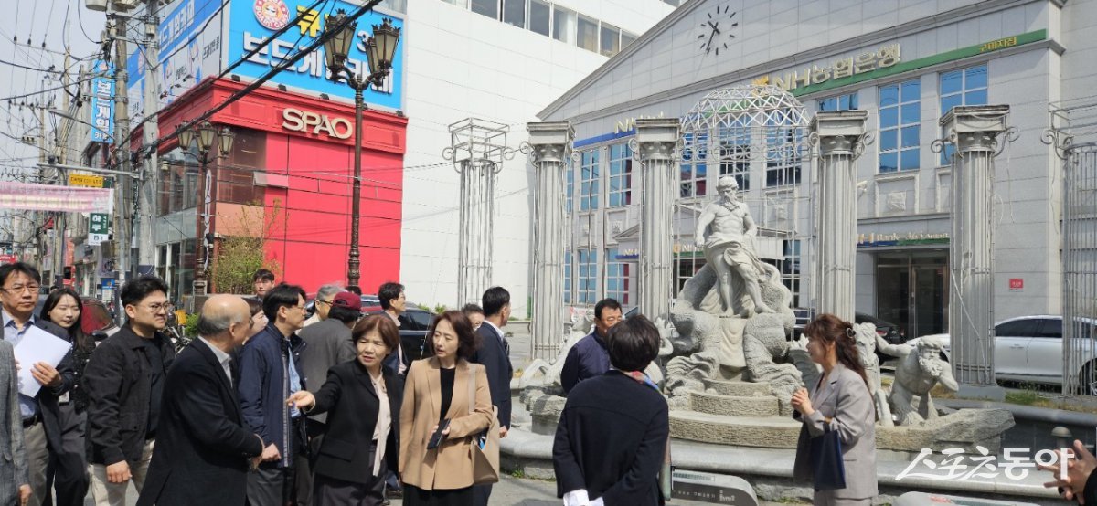 구미시가 원평동 문화로 살리기에 나섰다. 사진은 관계자들이 지난 9일 문화로 거리를 둘러보고 있다. 사진제공ㅣ구미시