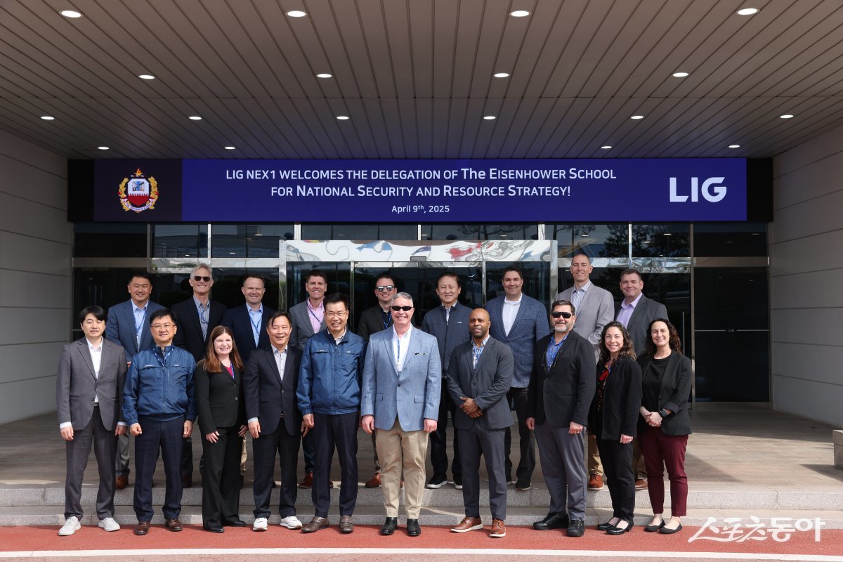 지난 9일 구미시의 주요 방산기업인 LIG넥스원을 찾은 미국 아이젠하워스쿨 연수단이 관계자들과 기념촬영을 하고 있다. 사진제공ㅣ구미시