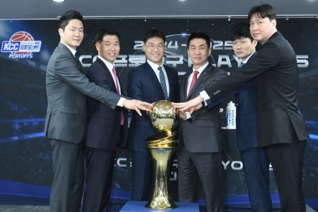 ‘2024~2025 KCC 프로농구’ 미디어데이가 10일 신사동 KBL센터에서 열렸다. SK 전희철 감독, LG 조상현 감독, 현대모비스 조동현 감독, 정관장 김상식 감독, 가스공사 강혁 감독, KT 송영진 감독(왼쪽)이 우승 트로피에 손을 얹고 선전을 다짐하고 있다. 사진제공ㅣKBL