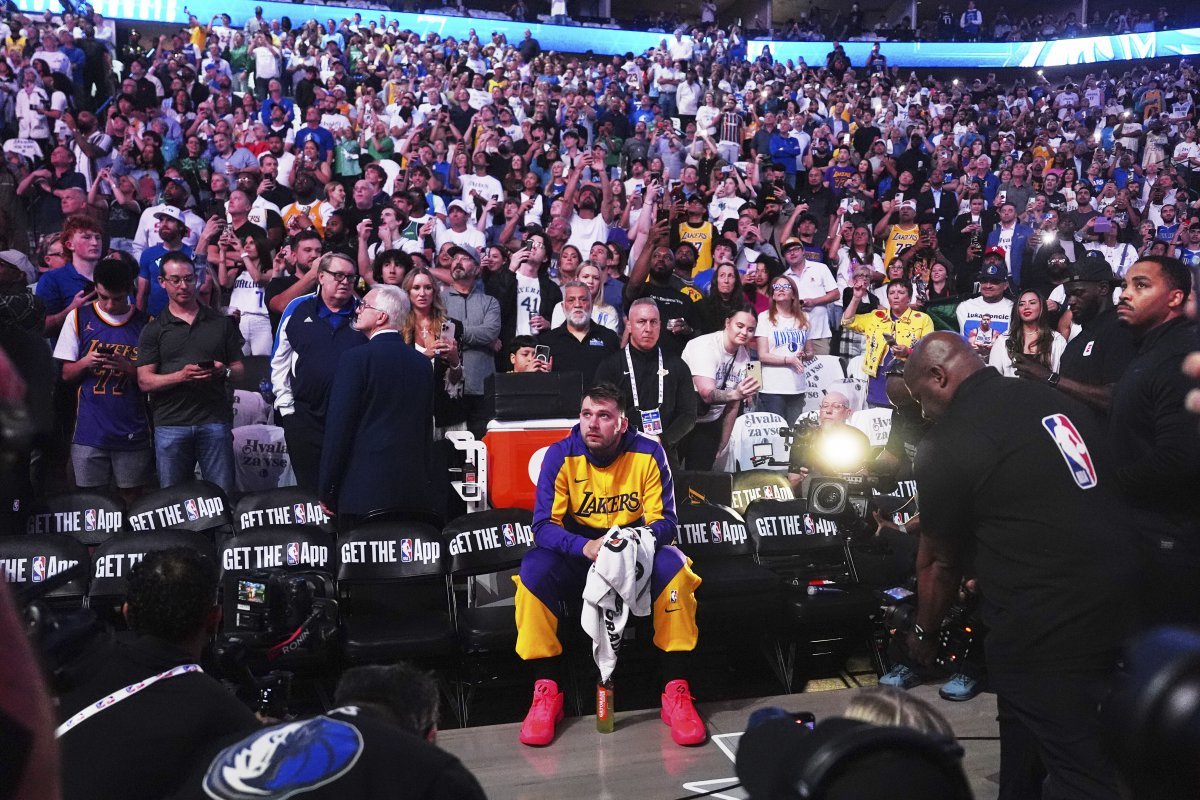 LA 레이커스 루카 돈치치(가운데)가 10일(한국시간) 아메리칸 에어라인스 센터에서 열린 댈러스전 시작에 앞서 자신과 관련된 영상이 나오는 화면을 응시하고 있다. 댈러스 팬들은 그의 이적 후 첫 방문을 뜨겁게 환영했다. 댈러스(미 텍사스주)｜AP뉴시스